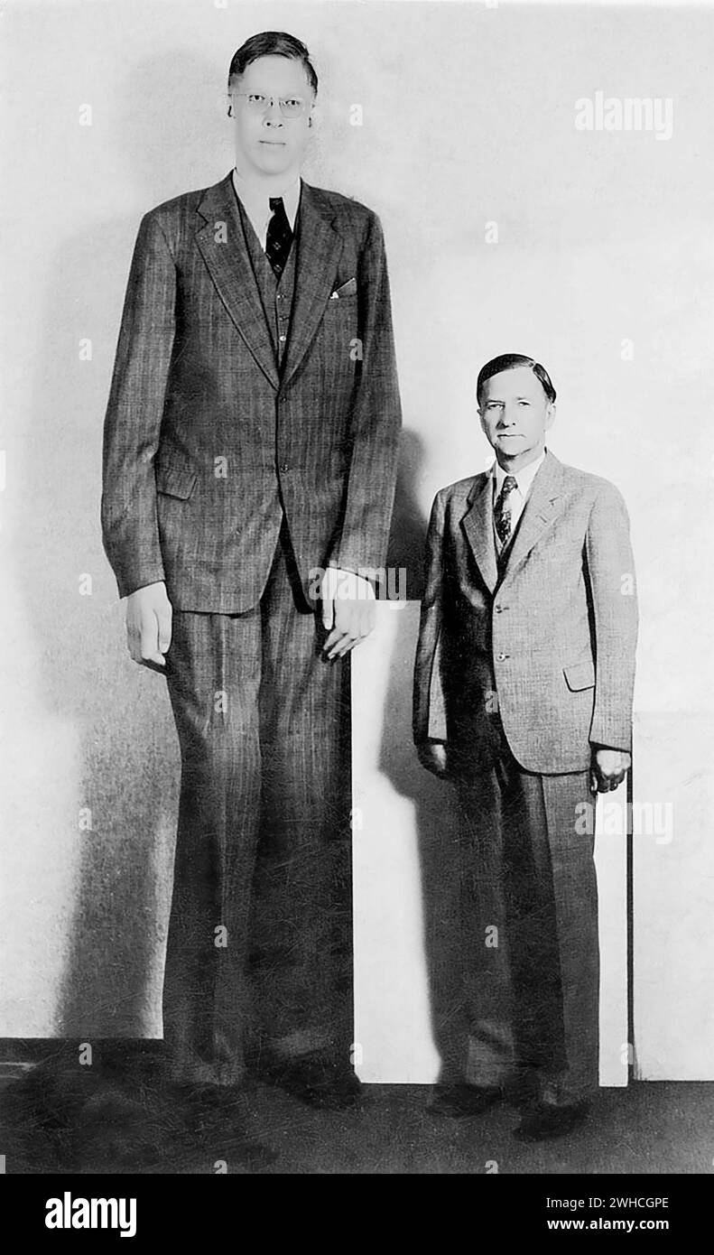 Robert Wadlow. Portrait de la personne la plus grande de l'histoire enregistrée, Robert Pershing Wadlow (1918-1940), avec son père, vers 1937. La hauteur de Wadlow était de 2,72 m (8 pi 11,1 po) Banque D'Images