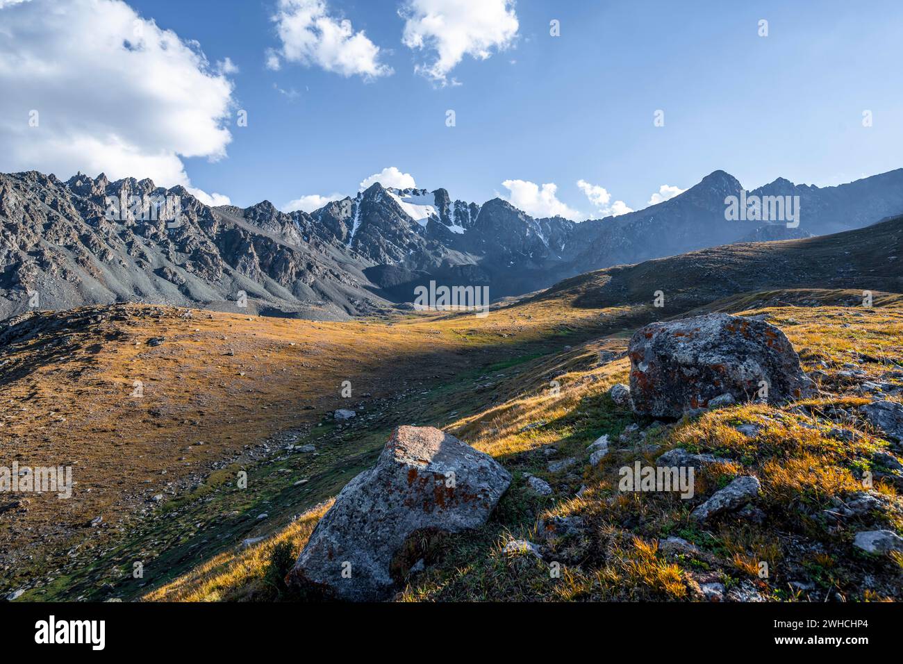 Haute vallée automnale dans la lumière atmosphérique, vallée de Keldike sur le chemin du col d'Ala Kul, montagnes de Tien Shan, Kirghizistan Banque D'Images