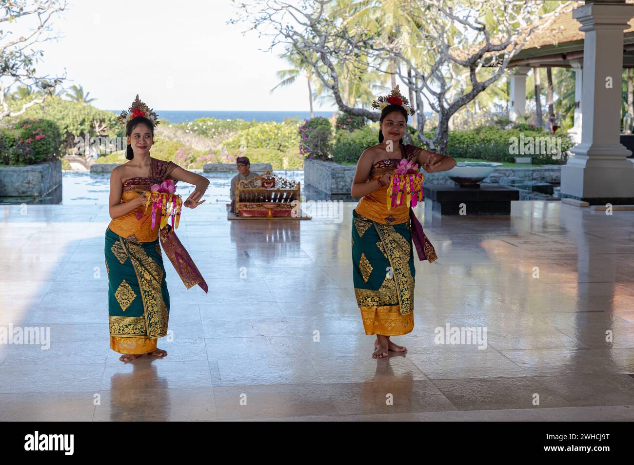 18.07.2023, Nusa Dua, Benoa, Bali, Indonésie, Asien - Traditionelle Tanzauffuehrung zweier klassischer balinesischer Taenzerinnen im Empfangsbereich der Hotelanlage des Grand Hyatt Bali in Nusa Dua. *** 18 07 2023, Nusa Dua, Benoa, Bali, Indonésie, représentation de danse traditionnelle asiatique par deux danseurs balinais classiques dans la zone de réception du complexe hôtelier Grand Hyatt Bali à Nusa Dua Banque D'Images