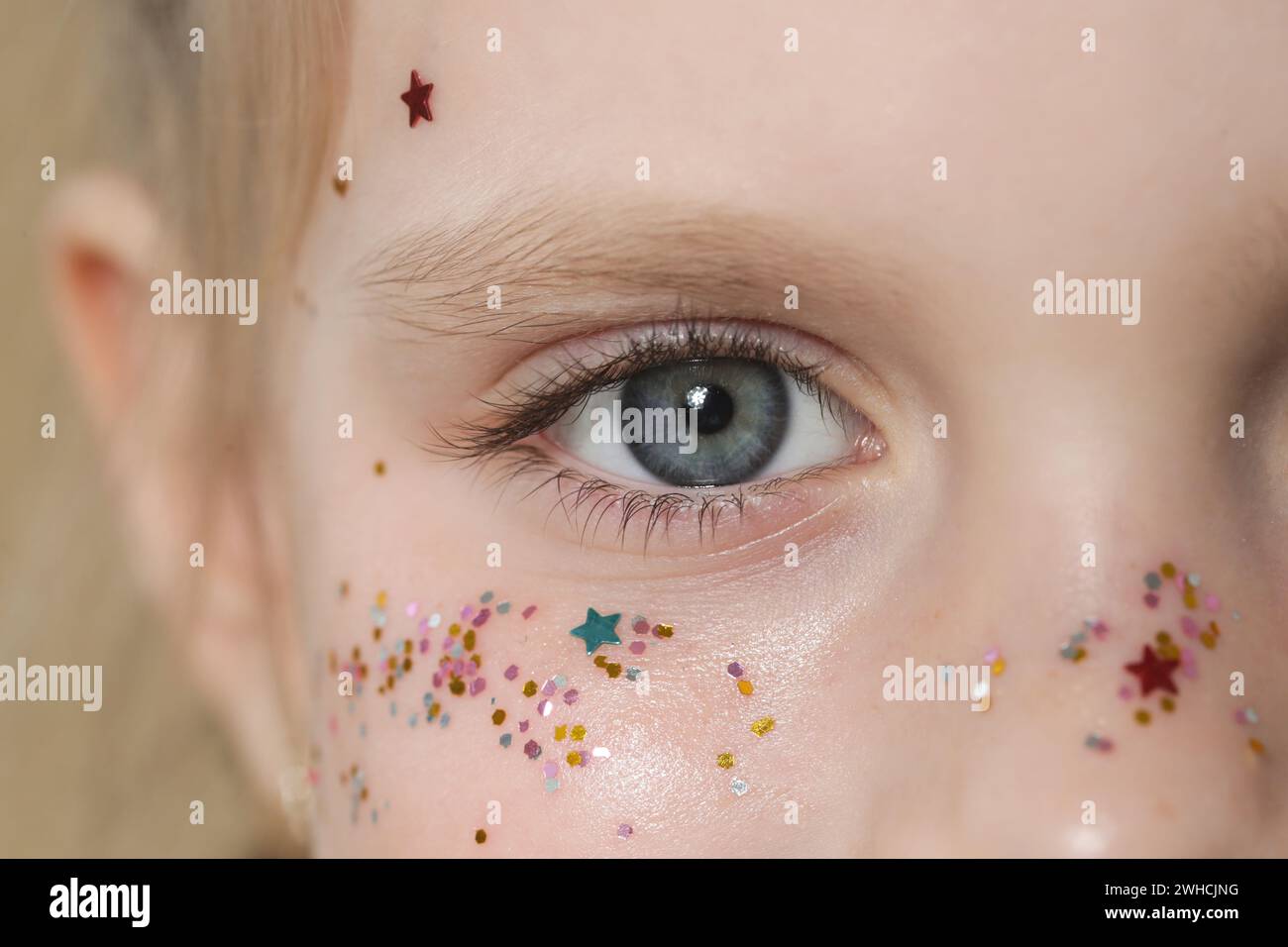 Gros plan de l'œil de fille bleue avec des paillettes autour Banque D'Images