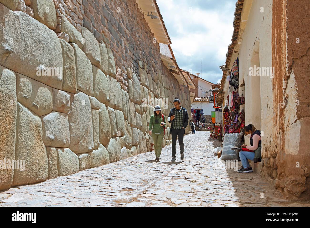 Mur Inca traditionnel dans le centre historique de Cusco, province de Cusco, Pérou Banque D'Images