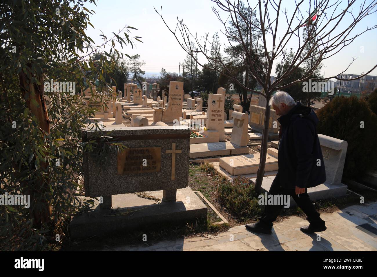 Téhéran, Iran. 8 février 2024. Un chrétien iranien se promène au cimetière Nor Burastan, qui est le plus grand cimetière arménien créé en 1974 par les membres Stephen Chapel dans le sud-est de Téhéran. Les Arméniens iraniens (Arméniens persans) sont des Iraniens d'origine arménienne qui peuvent parler l'arménien comme première langue. Les estimations de leur nombre en Iran vont de 70 000 à 500 000. Les zones avec une forte concentration d'entre eux comprennent Tabriz, Téhéran, Salmas, et le quartier Jolfa (Nor Jugha) d'Ispahan. (Crédit image : © Rouzbeh Fouladi/ZUMA Press Wire) USAGE ÉDITORIAL SEULEMENT! Non destiné à UN USAGE commercial ! Banque D'Images