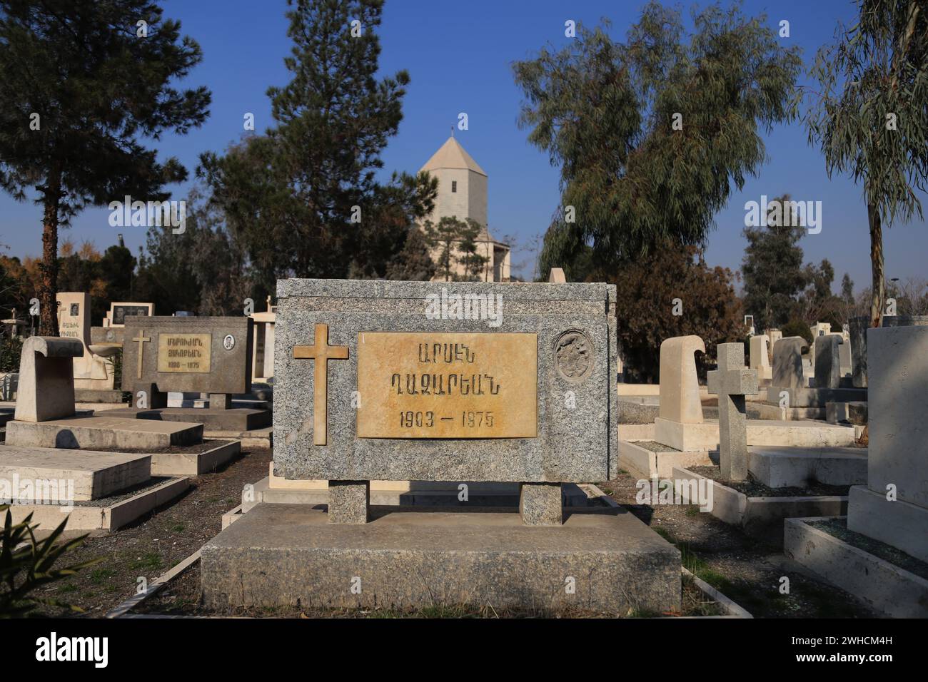 Téhéran, Iran. 8 février 2024. Des tombes sont aperçues au cimetière Nor Burastan, qui est le plus grand cimetière arménien créé en 1974 par les membres Stephen Chapel dans le sud-est de Téhéran. Les Arméniens iraniens (Arméniens persans) sont des Iraniens d'origine arménienne qui peuvent parler l'arménien comme première langue. Les estimations de leur nombre en Iran vont de 70 000 à 500 000. Les zones avec une forte concentration d'entre eux comprennent Tabriz, Téhéran, Salmas, et le quartier Jolfa (Nor Jugha) d'Ispahan. (Crédit image : © Rouzbeh Fouladi/ZUMA Press Wire) USAGE ÉDITORIAL SEULEMENT! Non destiné à UN USAGE commercial ! Banque D'Images