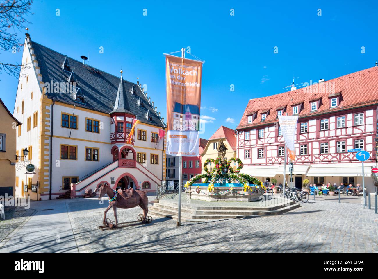 Fontaine de Pâques, hôtel de ville, place du marché, Pâques, printemps, village viticole, Am main, Mainschleife, Volkach, Franconie, Bavière, Allemagne Banque D'Images