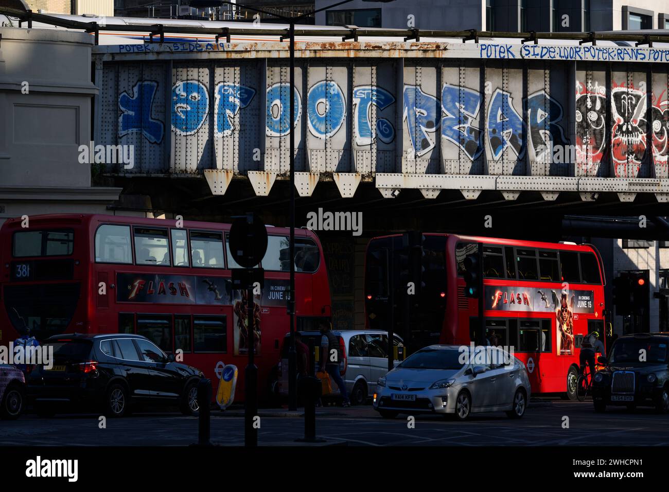 Le soir, le trafic aux heures de pointe passe sous un chemin de fer graffiné près de London Bridge Station. Borough High Street, Londres, Royaume-Uni. 7 juin 2023 Banque D'Images