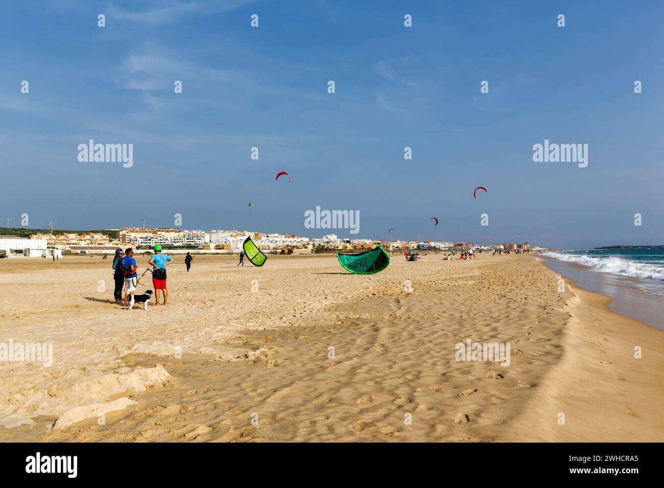 Plage de sable Playa de los lances, kitesurfeurs et marcheurs, Tarifa, détroit de Gibraltar, Costa de la Luz, Andalousie, Espagne Banque D'Images
