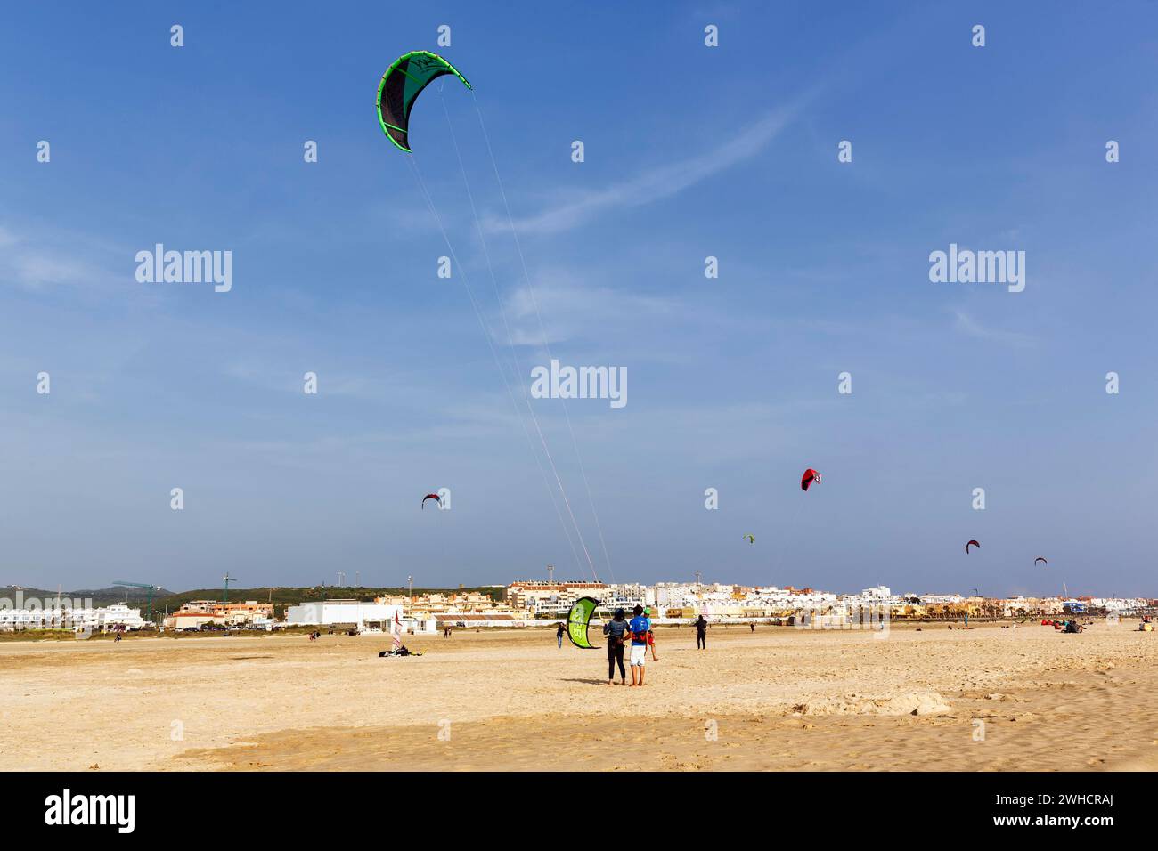 Plage de sable Playa de los lances, kitesurfeurs et marcheurs, Tarifa, détroit de Gibraltar, Costa de la Luz, Andalousie, Espagne Banque D'Images