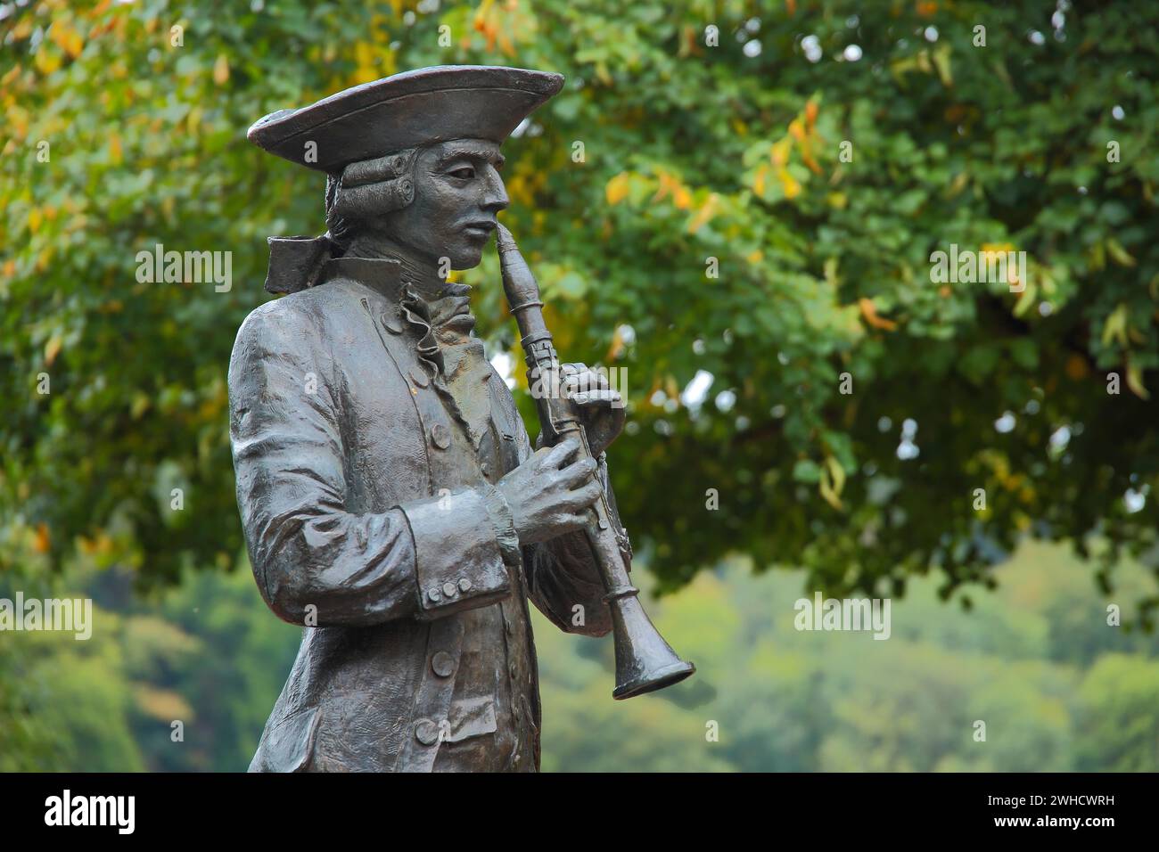 Sculpture ville Piper, joueur de flûte, jouer de la flûte, historique, baroque, noble, uniforme, chapeau, faire de la musique, musique, bronze, gris, Pankgrafenplatz Banque D'Images