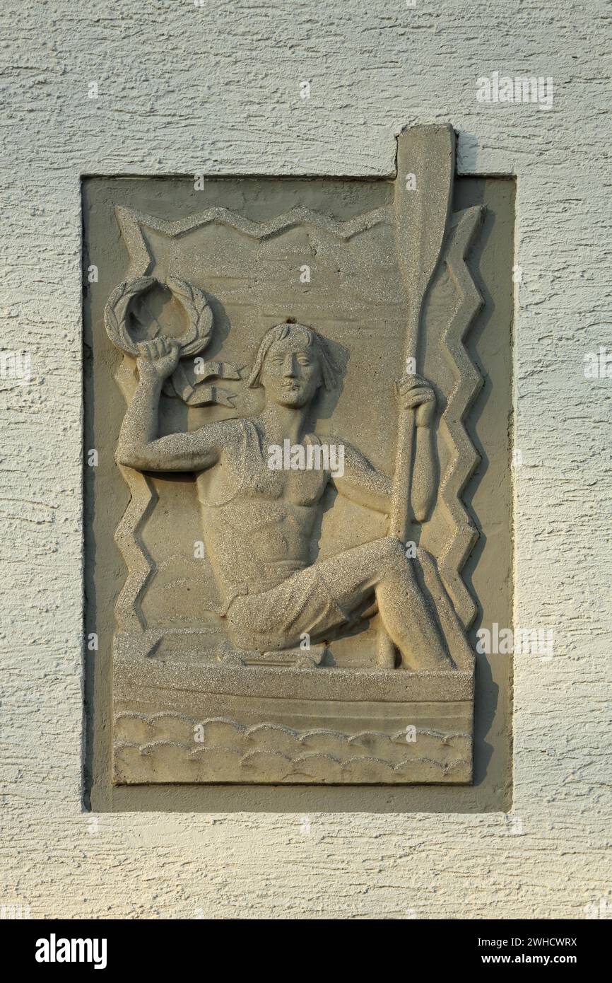 Rameur de secours avec pagaie et couronne dans le bateau, rameur, bras, haut, tenir, sculpture, figure, sport, pierre, gris, monochrome, hangar à bateaux, Biebrich Banque D'Images