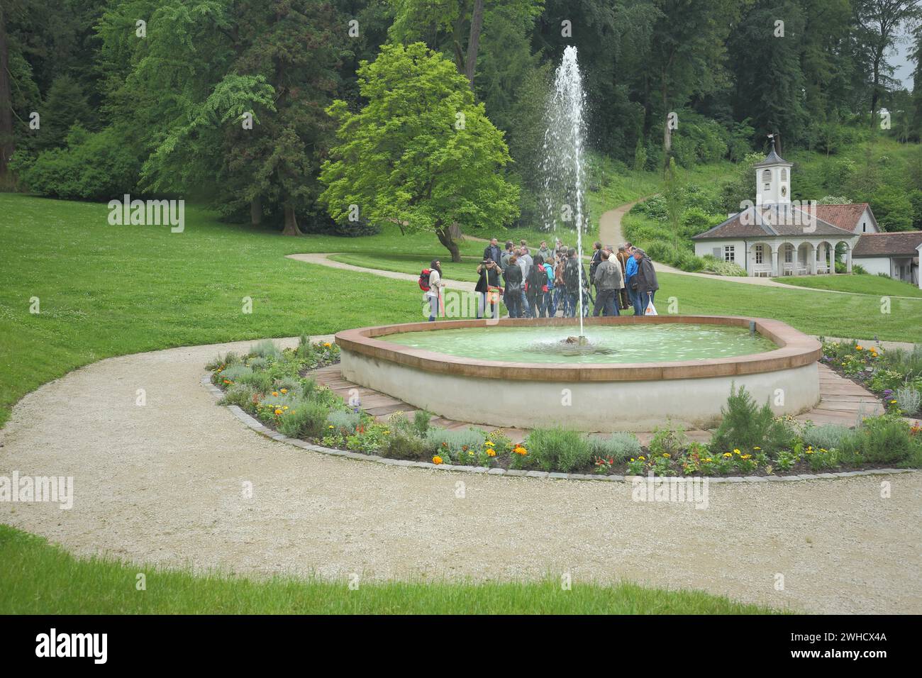 Parc, fontaine avec fontaine et gardien, groupe de personnes, camp princier, Auerbach, Bensheim, Hesse, Bergstrasse, Odenwald, Allemagne Banque D'Images