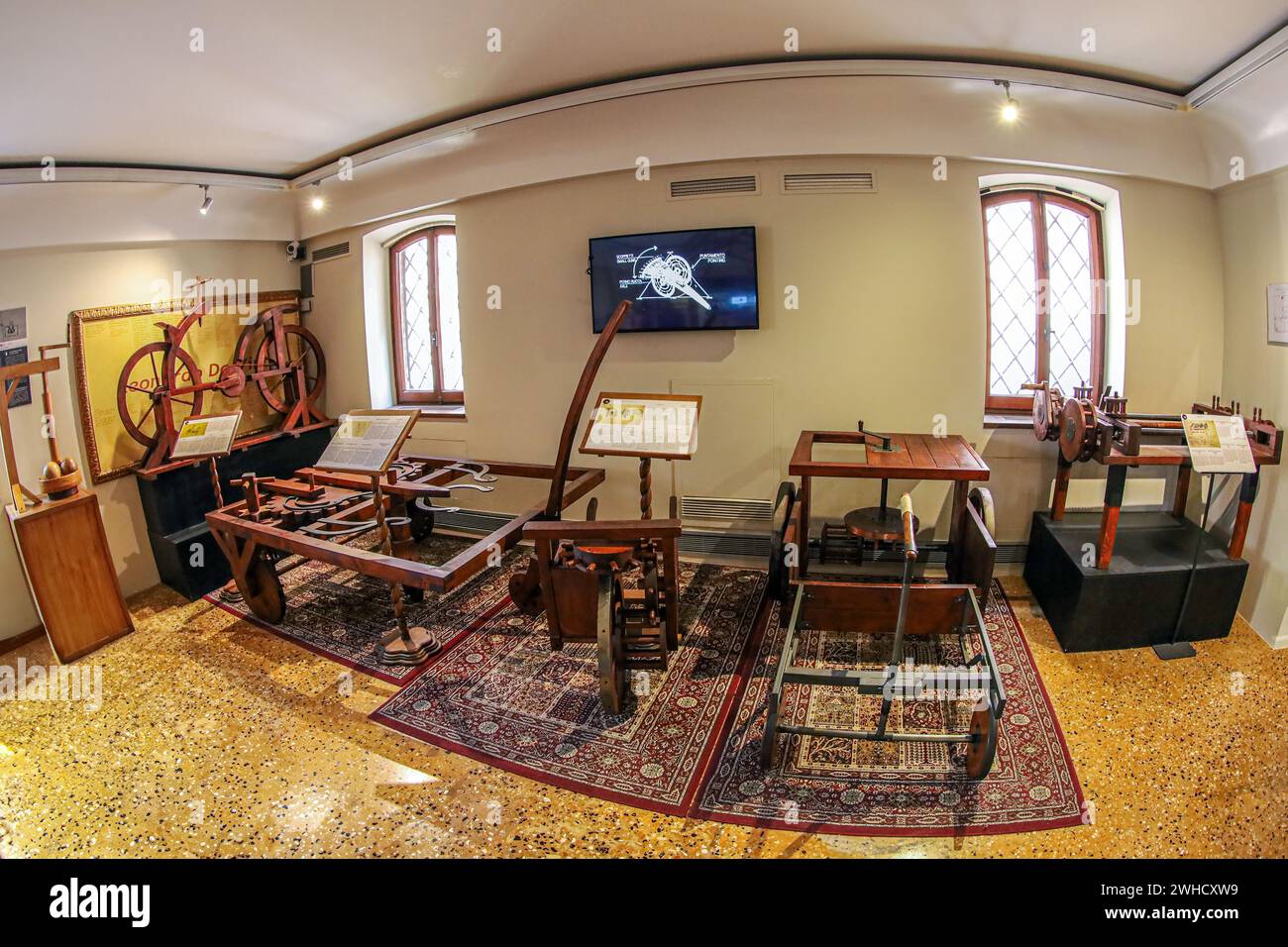 VENISE, ITALIE - 18 MARS 2023 : intérieur du Musée Léonard de Vinci. Une collection de machines construites sur la base des dessins de Léonard de Vinci. Banque D'Images