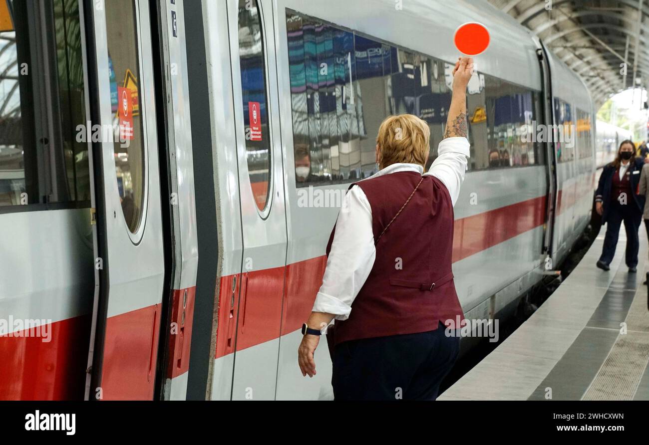 Le préposé d'un ICE montre le signal pour le départ, Berlin, 21/09/2021 Banque D'Images