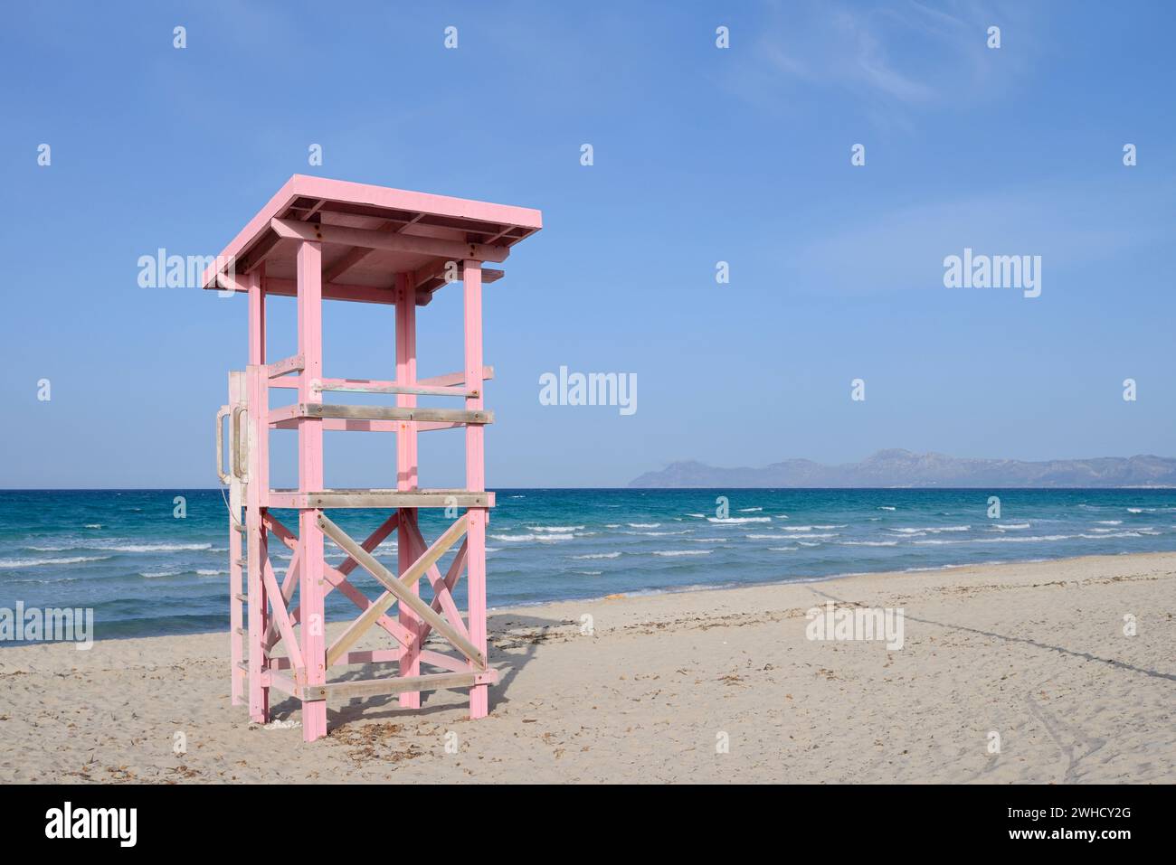 Tour de guet de sauveteur sur la plage de Can Picafort, Majorque, Îles Baléares, Espagne Banque D'Images