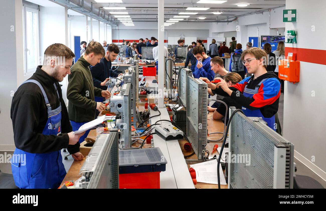 Stagiaires dans un centre de formation aux métiers industriels et techniques de la Deutsche Bahn, Berlin, 07/02/2024 Banque D'Images