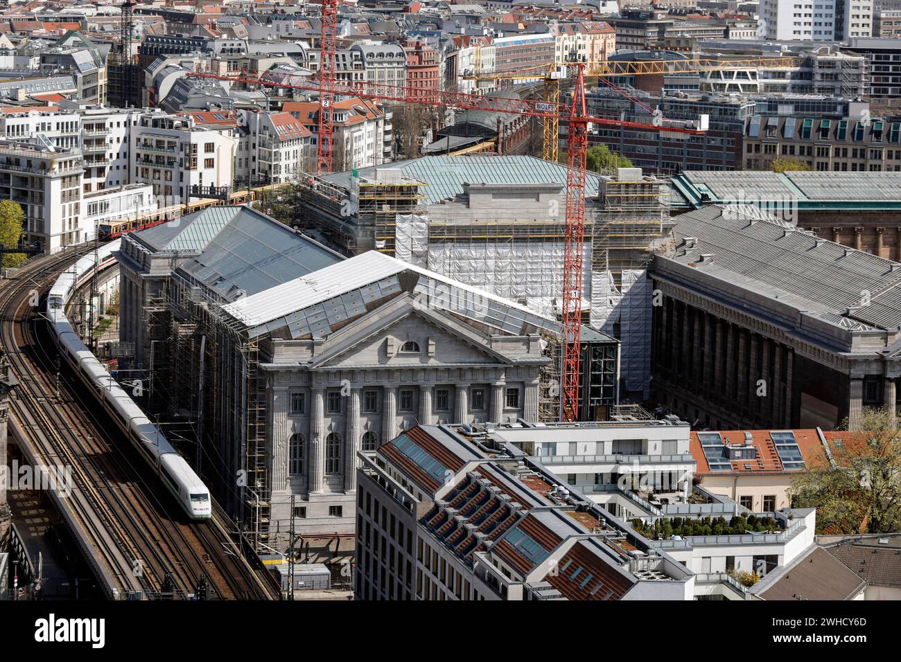 Un train ICE Deutsche Bahn passe devant le musée de Pergame, Berlin, 21.04.2021 Banque D'Images