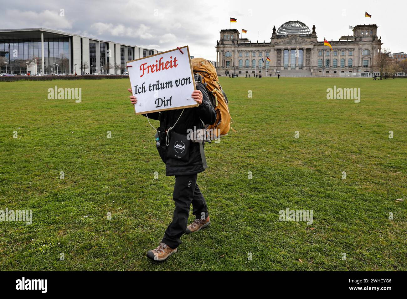 Un homme manifeste contre les restrictions du coronavirus devant le Reichstag. Les négationnistes de Corona et les théoriciens du complot veulent manifester Banque D'Images