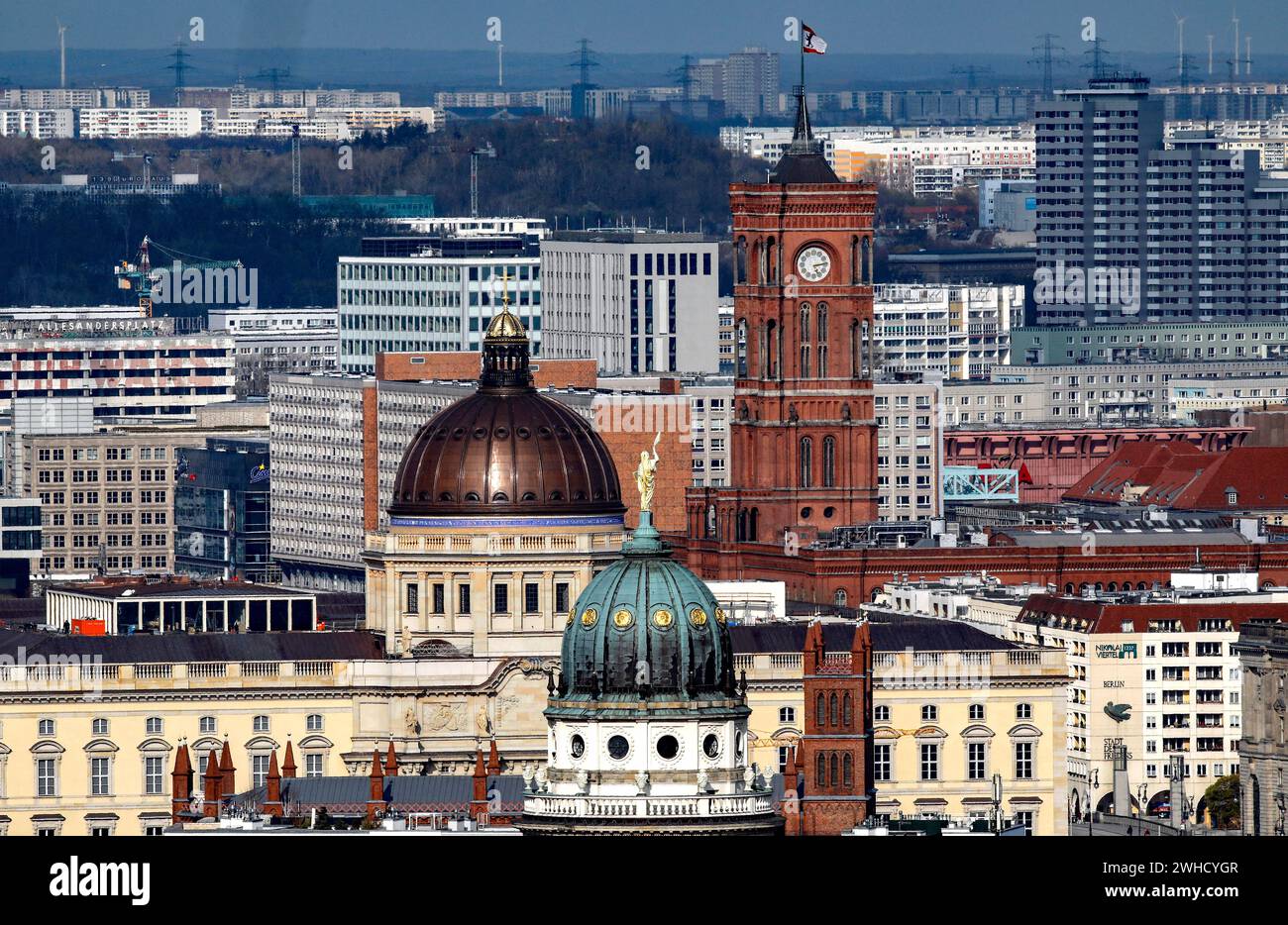 Hôtel de ville rouge, palais de Berlin reconstruit dans le Forum Humboldt et cathédrale allemande au Gendarmenmarkt, Berlin, 19 avril 2021 Banque D'Images