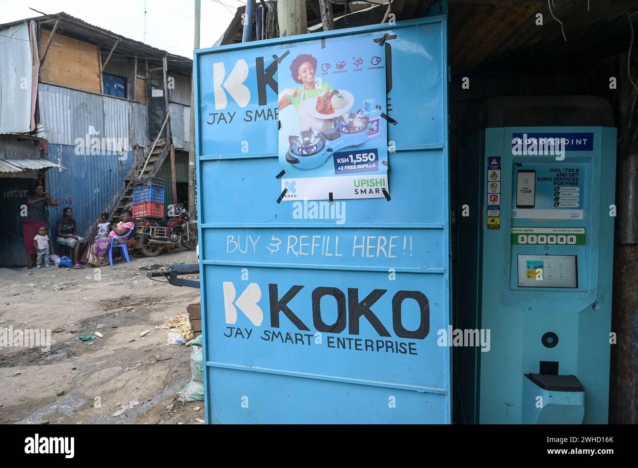 KENYA, Nairobi, bidonville de Mukuru, Koko Fuel fournit des poêles et du carburant de cuisson bioéthanol propre à faible coût via un réseau de distributeurs automatiques de carburant KOKOpoint avec paiement mobile en espèces via mpesa de Safaricom, le réseau de KOKO a été lancé à Nairobi en juin 2019 en partenariat avec vivo Energy Kenya, le titulaire de licence Shell en Afrique, Koko fuel génère des unités carbone vérifiées de manière indépendante / KENIA, Nairobi, saubere Kochenergie, KOKO fuel vertreibt Kocher und Bio-Ethanol über ein Netzwerk von sogenannten Koko points, die Auffüllung erfolgt über mobiles bezahlen mit Mpesa von Safari Banque D'Images