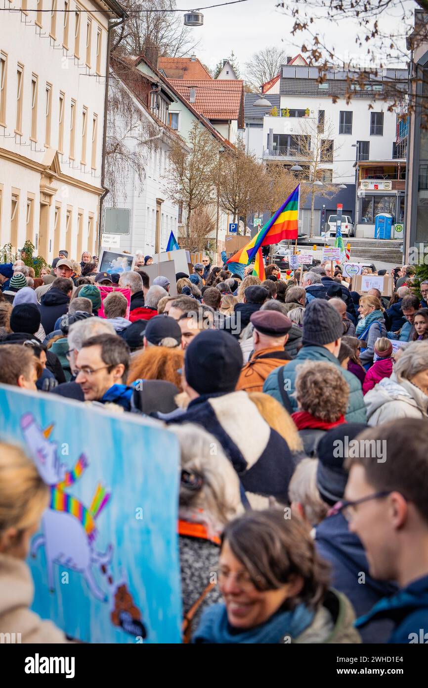 Manifestants brandissant des panneaux colorés dans une rue de la ville, contre la manifestation de droite, Nagold, Forêt Noire, Allemagne Banque D'Images
