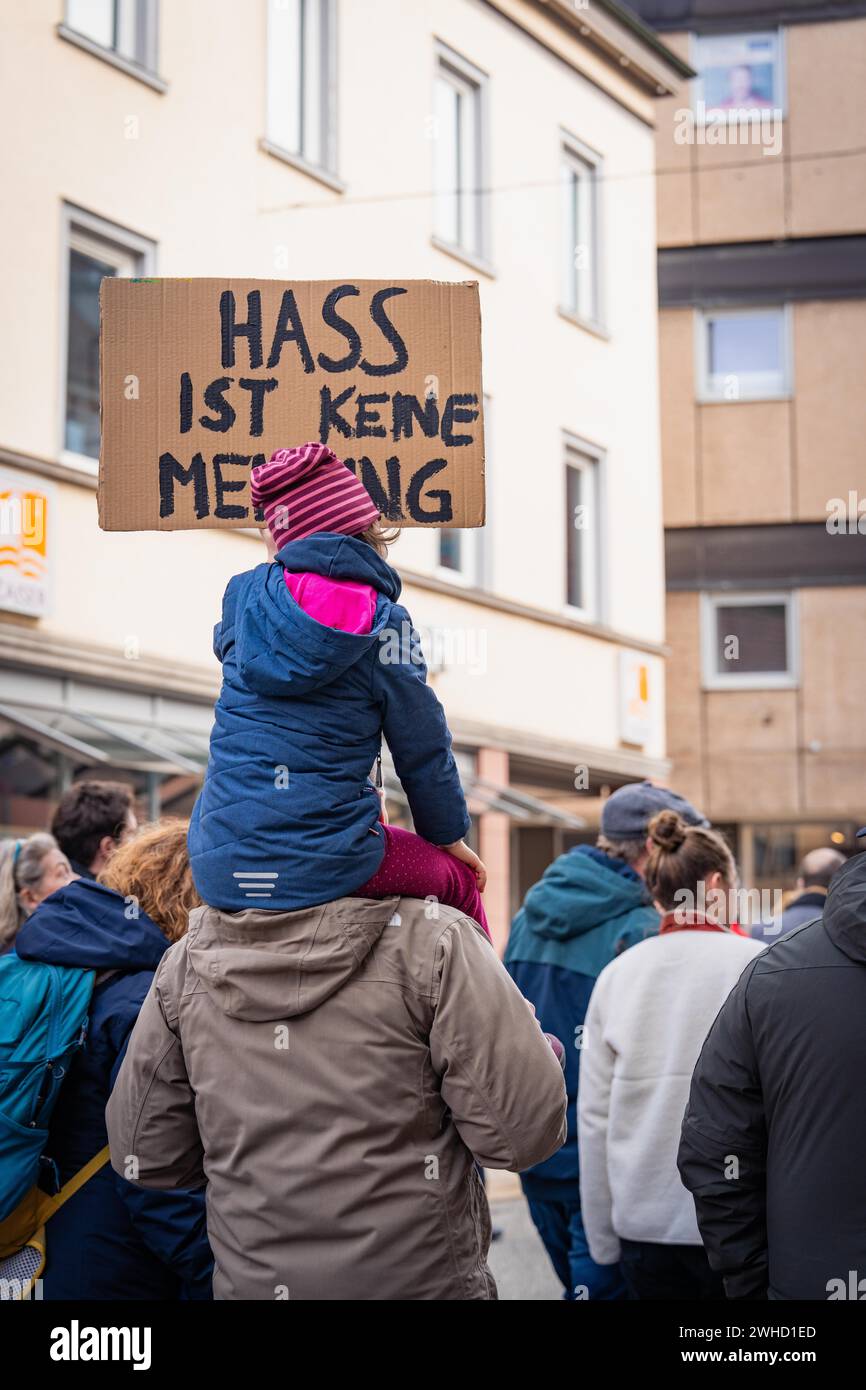 Enfant porté sur les épaules, tenant un panneau de protestation lors de la manifestation, contre la manifestation de droite, Nagold, Forêt Noire, Allemagne Banque D'Images