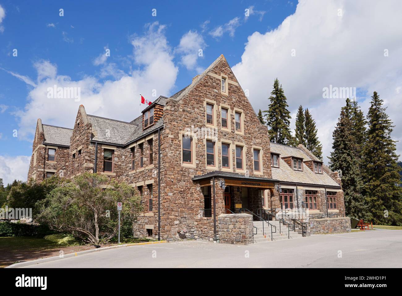 Édifice administratif de Parcs Canada, place du Canada, Banff, Parc national Banff, Alberta, Canada Banque D'Images