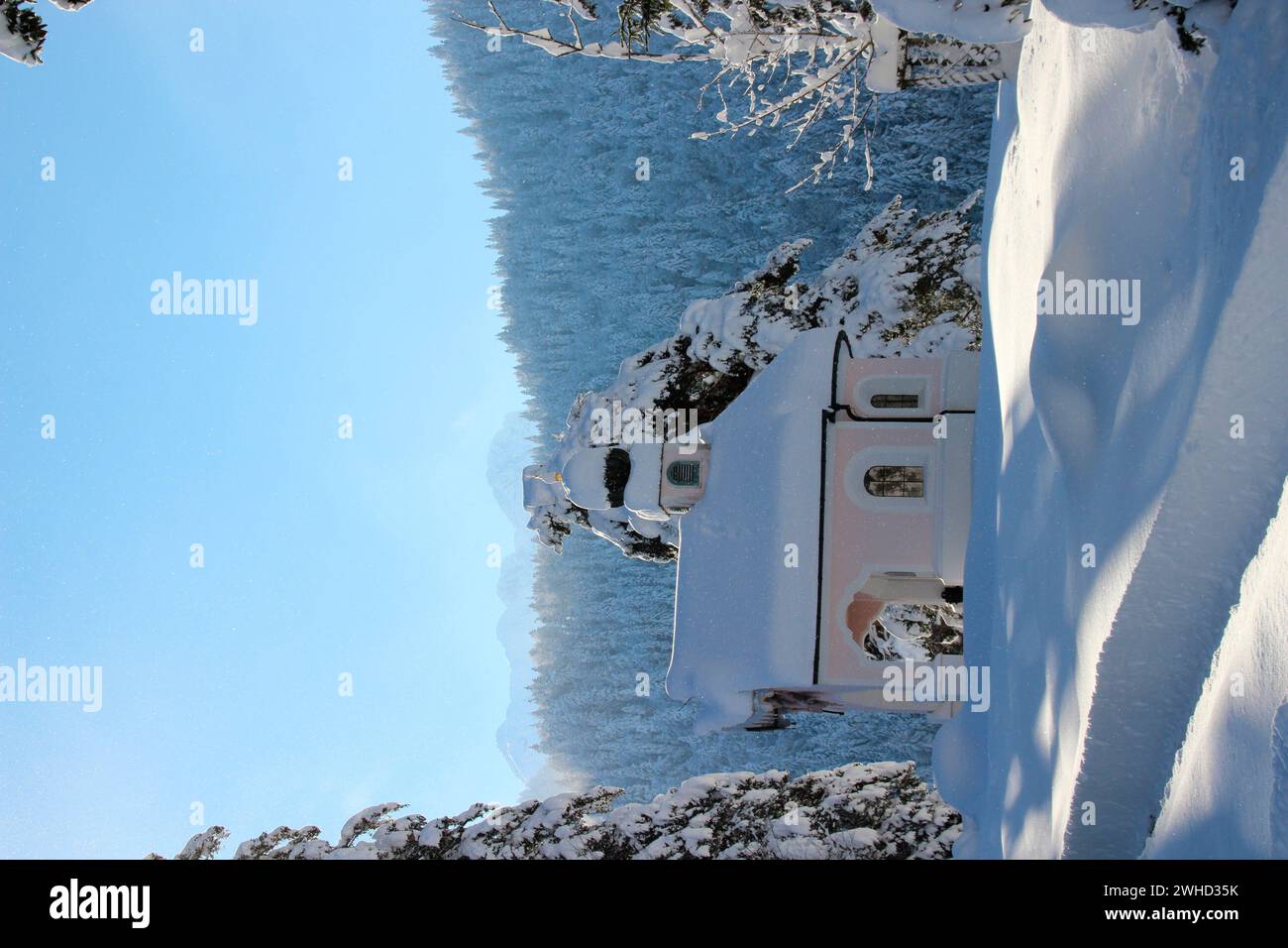 Paysage d'hiver avec la chapelle Maria Königin à Lautersee, près de Mittenwald, Werdenfelser Land, haute-Bavière, Bavière, Allemagne du Sud, Allemagne, Europe Banque D'Images