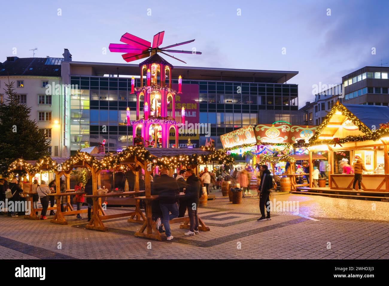 Stands de vin chaud et pyramide de Noël au marché de Noël de Neumarkt, Blue Hour, Elberfeld, Wuppertal, Rhénanie du Nord-Westphalie, Allemagne Banque D'Images