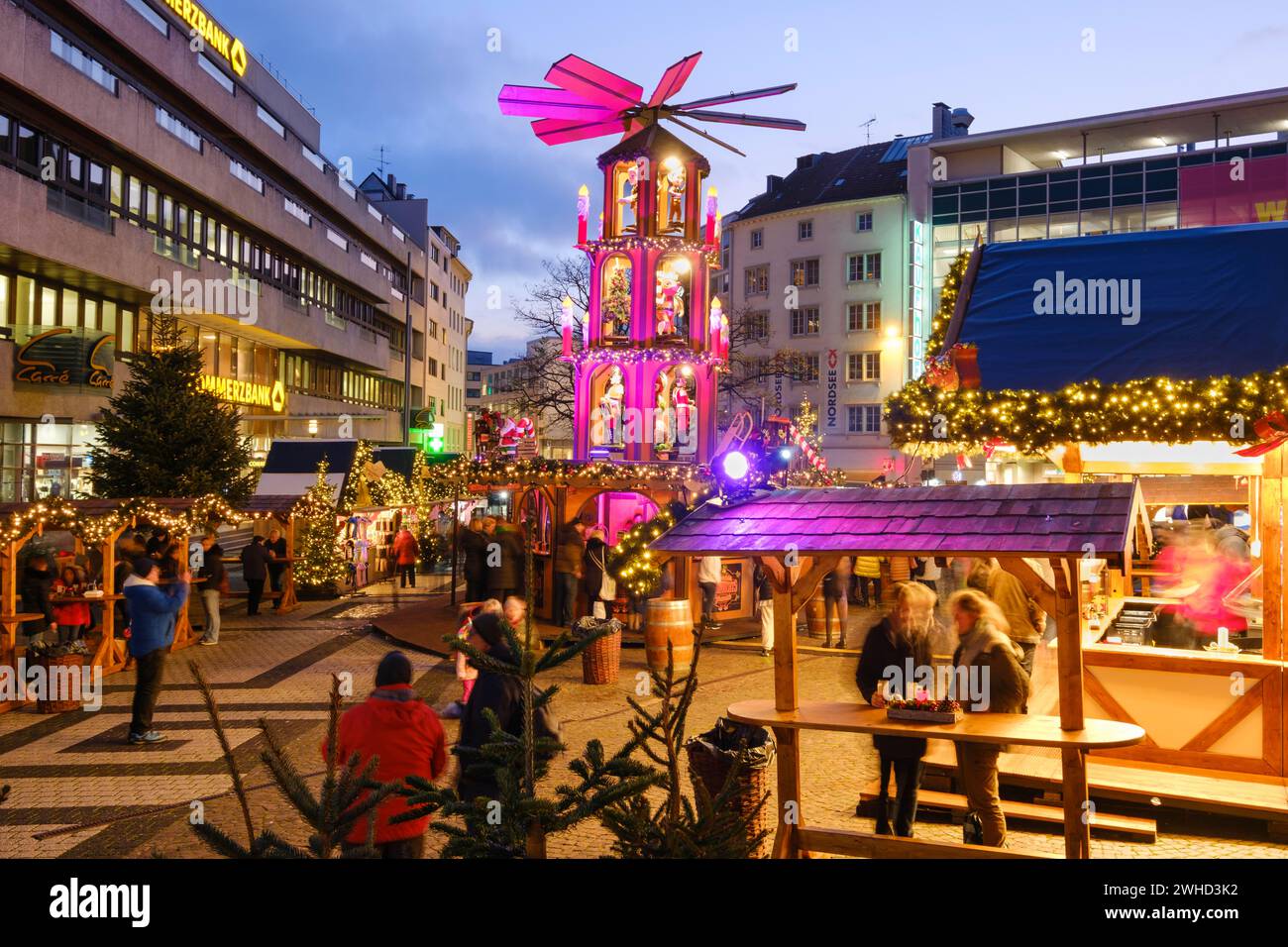 Stands de vin chaud et pyramide de Noël au marché de Noël de Neumarkt, Blue Hour, Elberfeld, Wuppertal, Rhénanie du Nord-Westphalie, Allemagne Banque D'Images