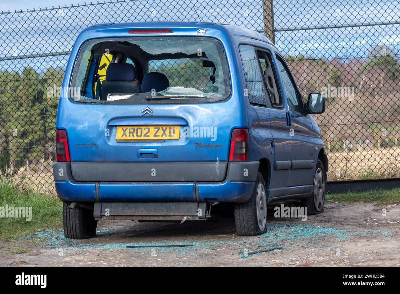 Concept de crime de voiture : une voiture avec un pare-brise arrière brisé Banque D'Images