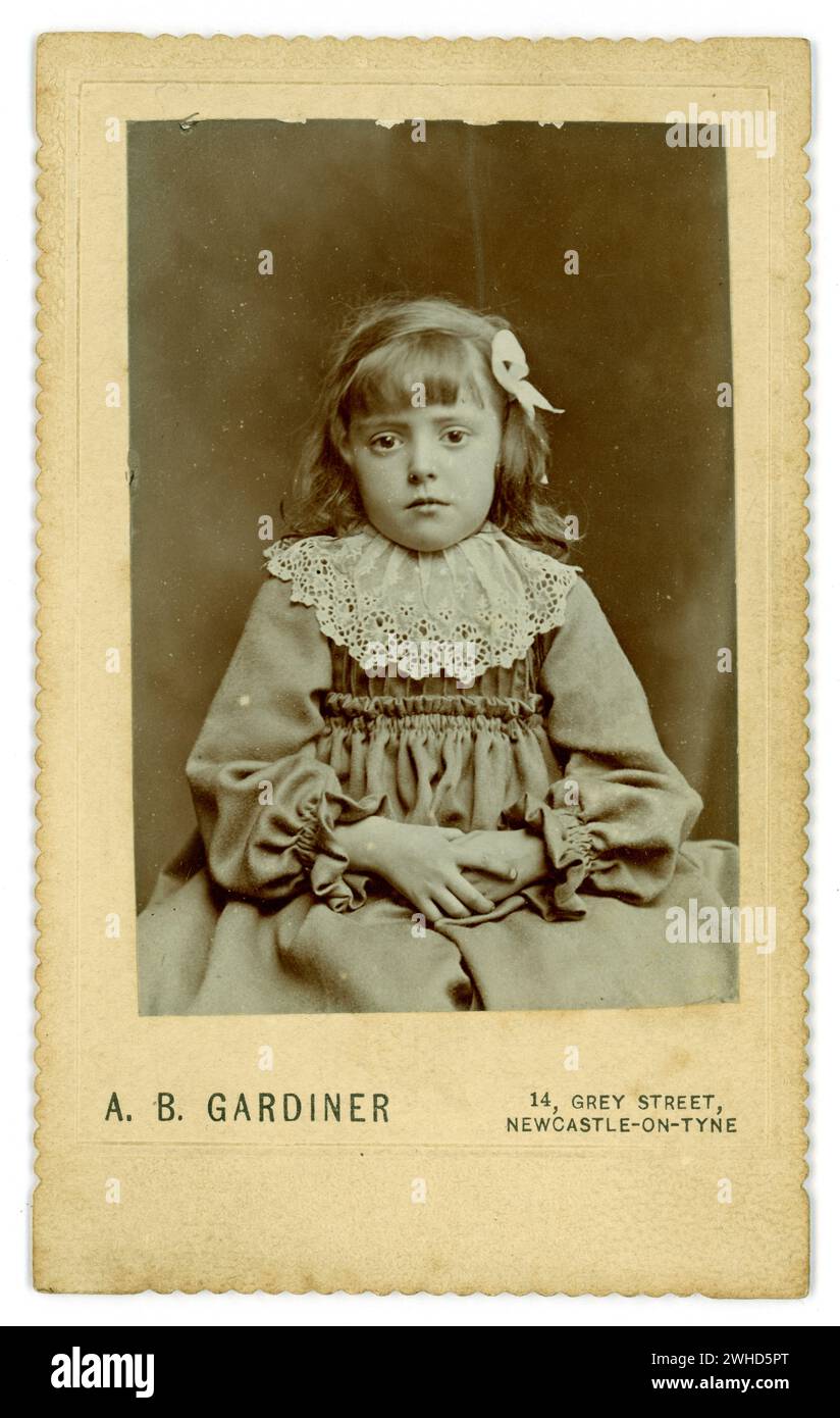 Original Victorian CDV carte de visite (carte de visite ou CDV) de fille victorienne ennuyée regardant, mains dans les genoux, studio de A.B . Gardiner 14 Grey Street, Newcastle on Tyne, vers 1900 Banque D'Images