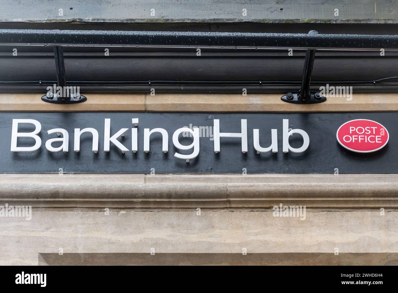 Centre bancaire géré par un bureau de poste dans la ville de Haslemere, Surrey, Angleterre, Royaume-Uni. Les hubs sont des espaces partagés sur la rue principale desservant les clients de plusieurs banques. Banque D'Images