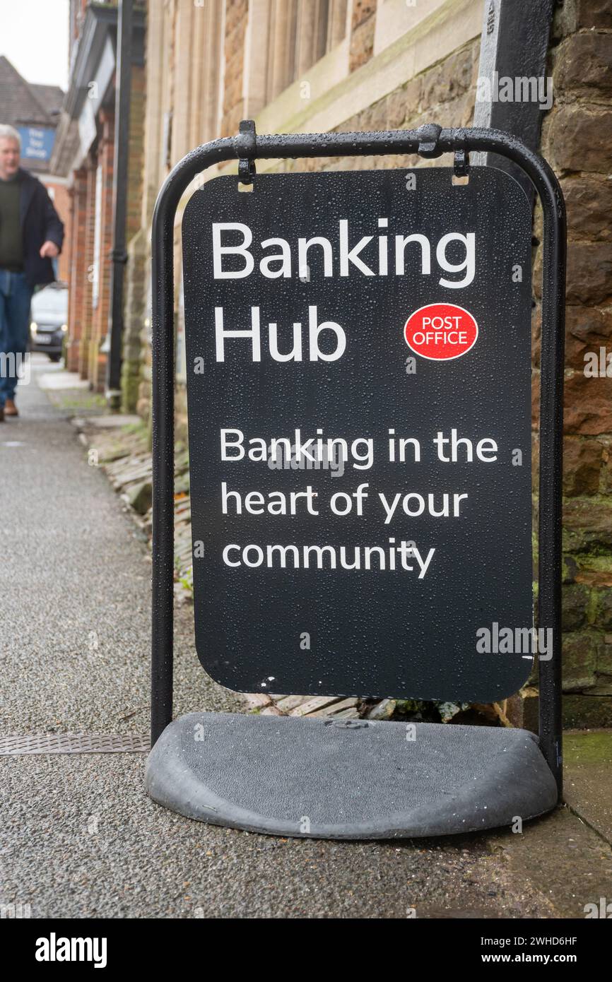 Centre bancaire géré par un bureau de poste dans la ville de Haslemere, Surrey, Angleterre, Royaume-Uni. Les hubs sont des espaces partagés sur la rue principale desservant les clients de plusieurs banques. Banque D'Images