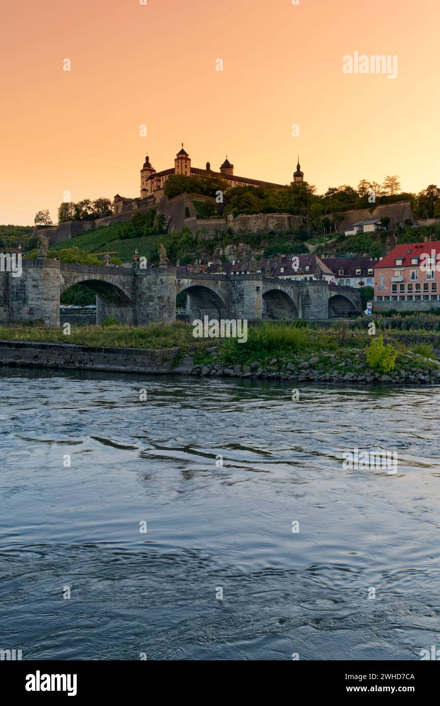 Vue de la promenade principale au vieux pont principal et la forteresse Marienberg à Würzburg au coucher du soleil, basse-Franconie, Franconie, Bavière, Allemagne Banque D'Images