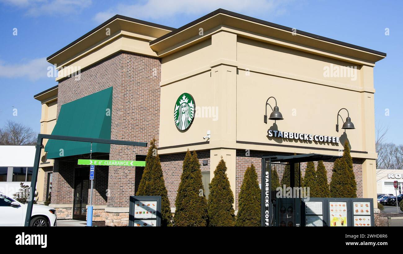 NORWALK, Connecticut, États-Unis - 9 FÉVRIER 2024 : Starbucks Coffe bulding près de Post Road à Norwalk par une belle journée d'hiver ensoleillée Banque D'Images