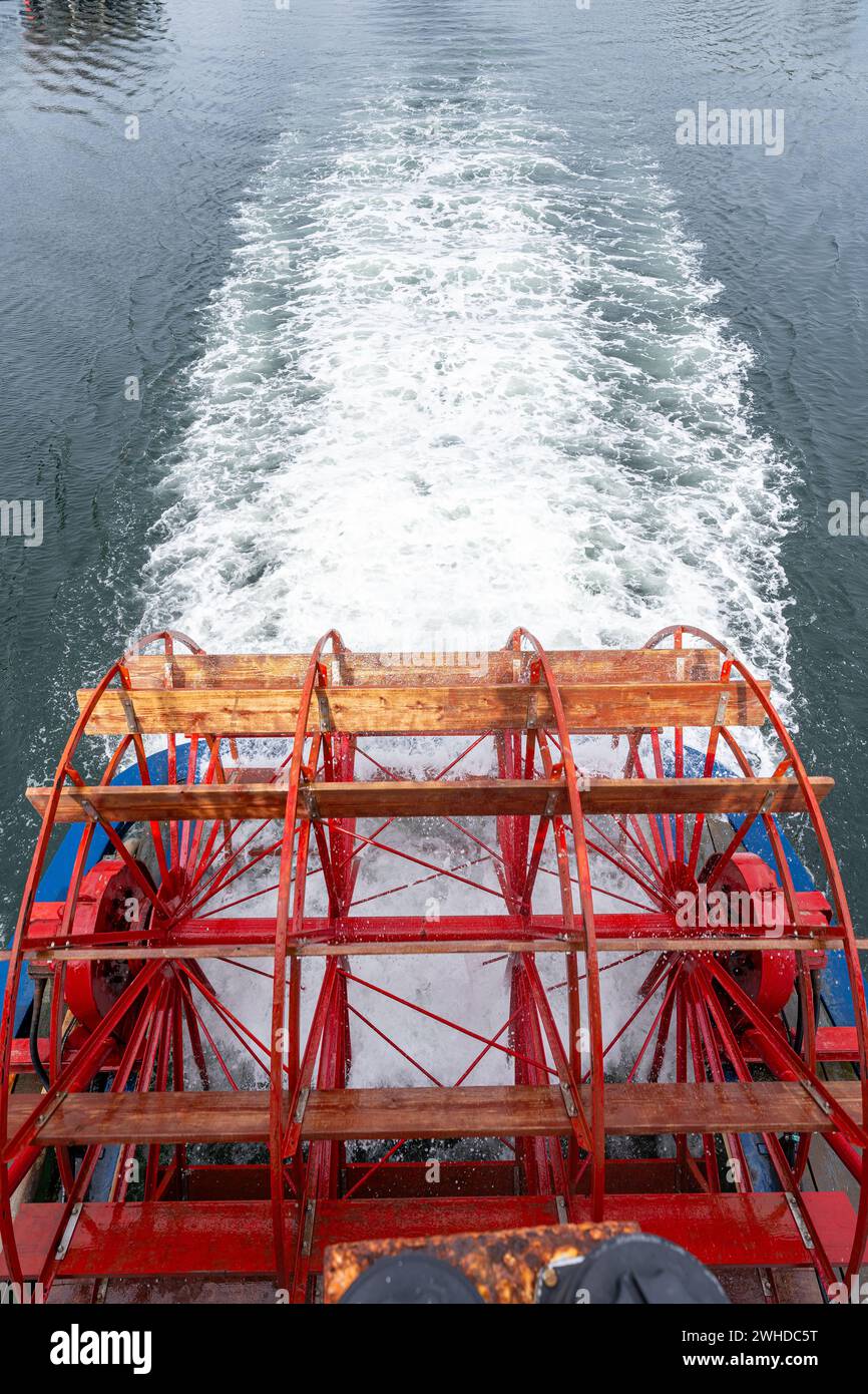 Une vue de haut en bas d'une roue à aubes rouge à l'arrière d'un bateau à aubes. Banque D'Images