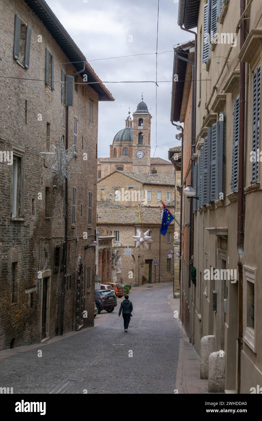 Rue à Urbino menant à la cathédrale Santa Maria Assunta décorée avec un thème de Noël. Europe, Italie, Marches, province de Pesaro Urbino, Urbino Banque D'Images