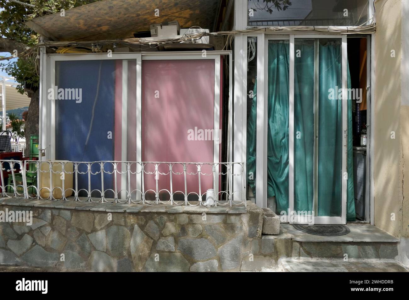 Grèce, Parga, bâtiment, fenêtres, rideaux, RGB, rouge vert et bleu Banque D'Images