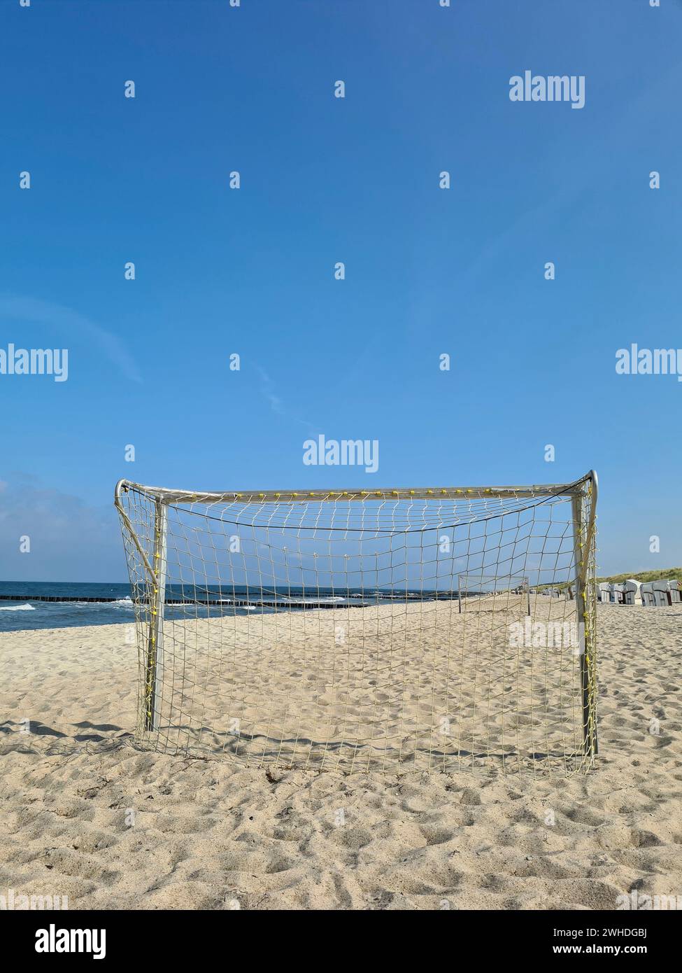 Vue sur la mer à l'horizon à travers le but de football sur la plage de Markgrafenheide, mer Baltique, Allemagne Banque D'Images