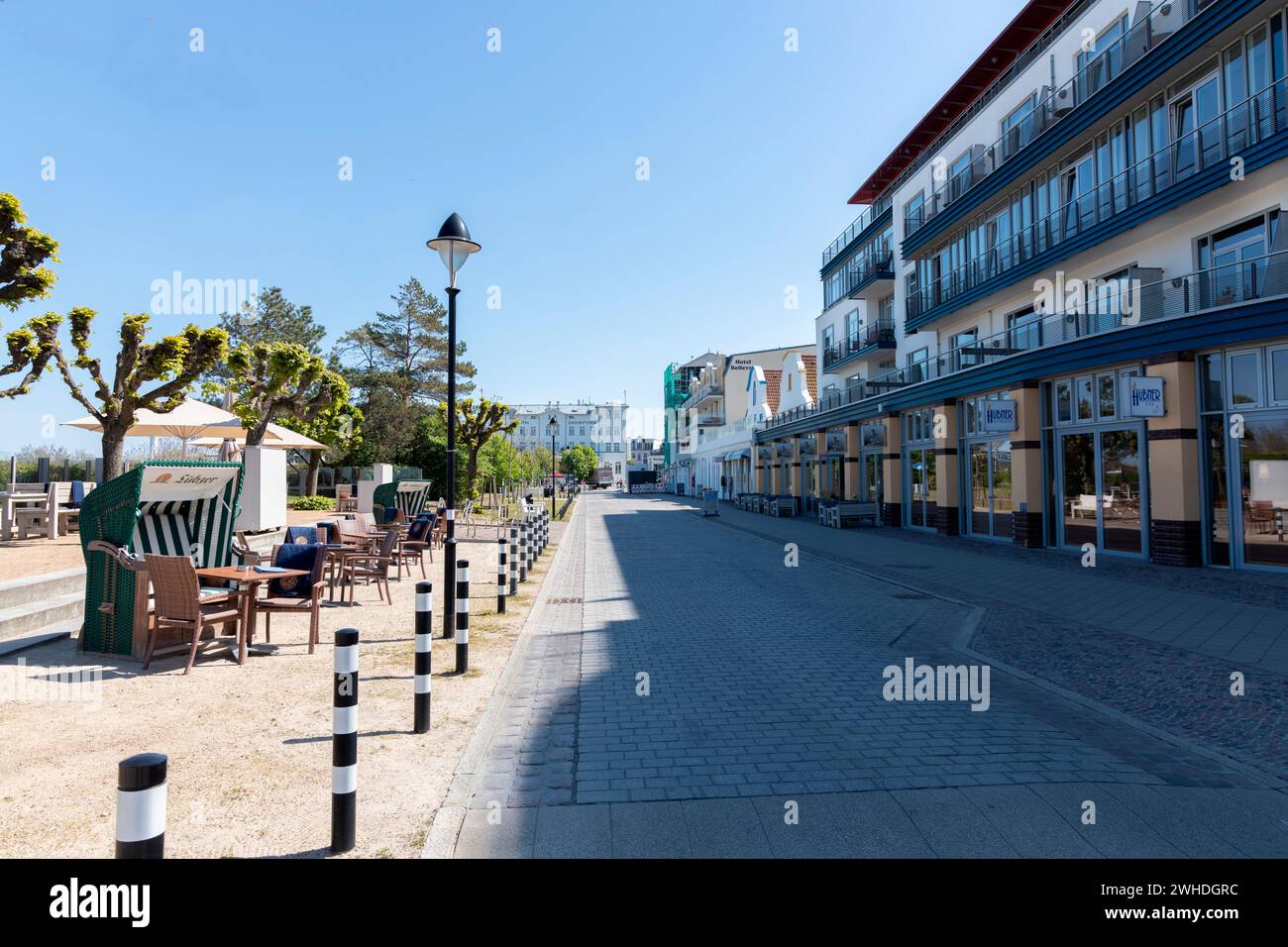 Le célèbre Hôtel Hübner sur le côté de la promenade de la plage publique à Warnemünde, ville hanséatique de Rostock, côte de la mer Baltique, Mecklembourg-Poméranie occidentale, Allemagne, Europe Banque D'Images
