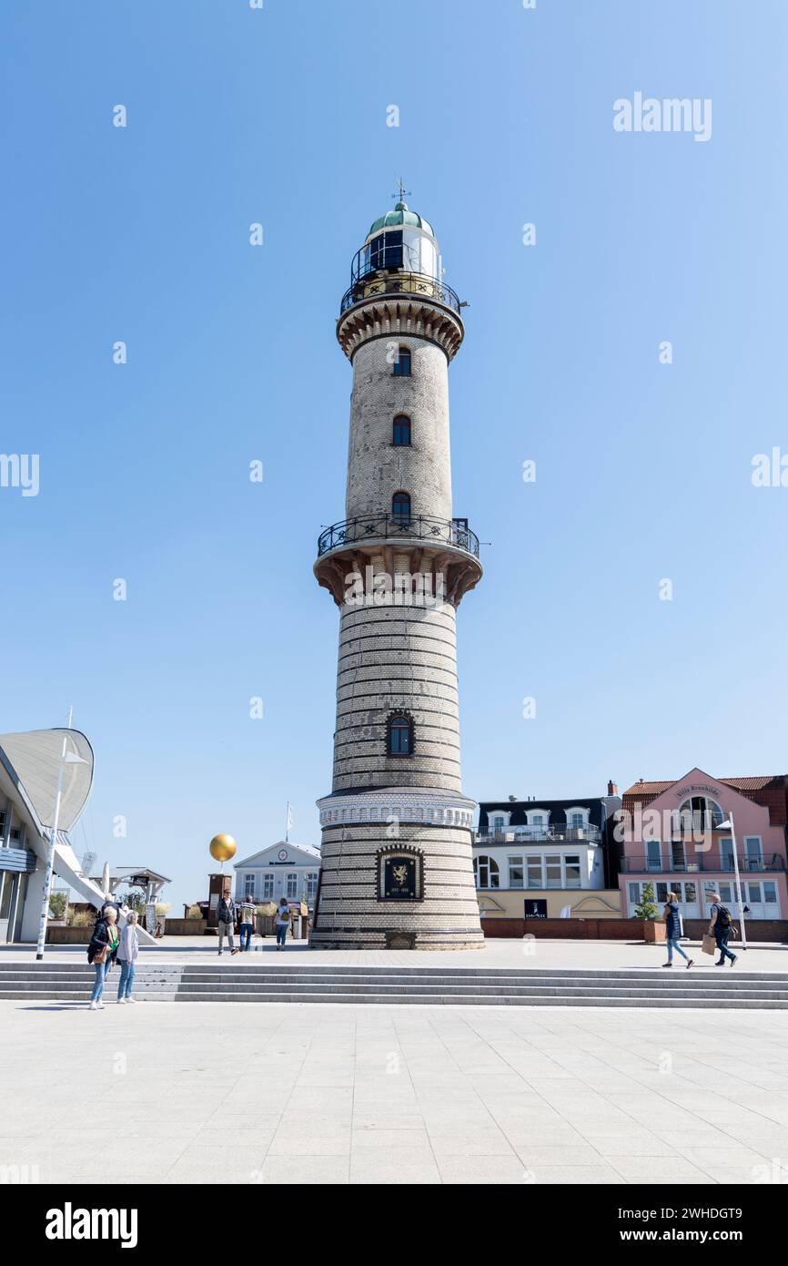 Le vieux phare sur la promenade de la plage publique à Warnemünde, ville hanséatique de Rostock, côte de la mer Baltique, Mecklembourg-Poméranie occidentale, Allemagne, Europe Banque D'Images