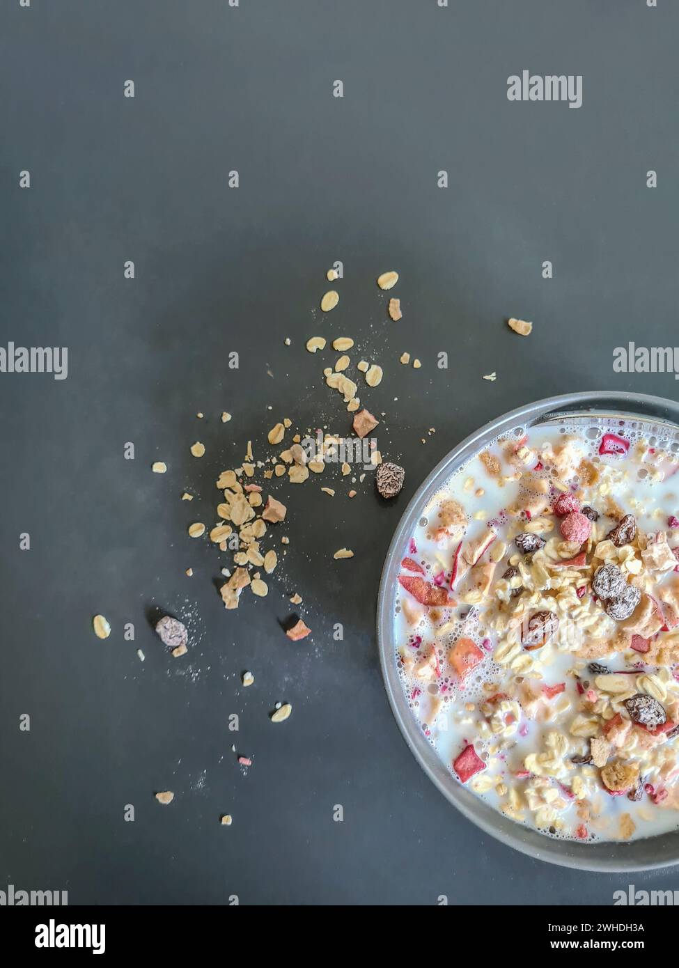 Muesli avec du lait dans un bol pour le petit déjeuner, muesli aux fruits avec des grains et des fruits Banque D'Images