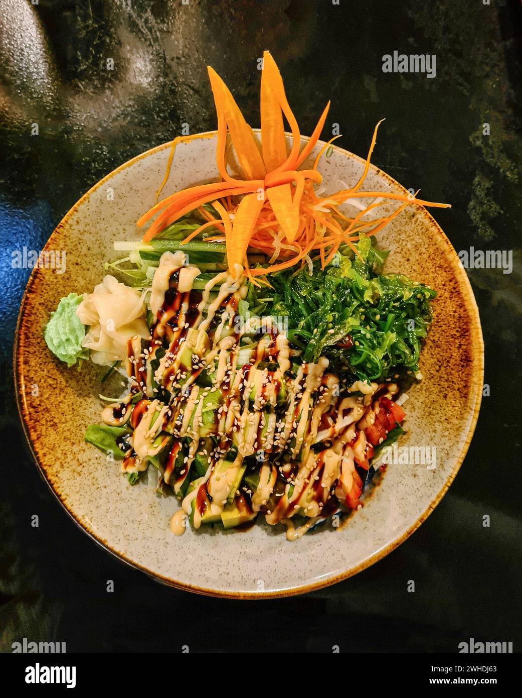 Salade d'avocats avec algues, légumes, graines de sésame et sauce unagi au restaurant Banque D'Images