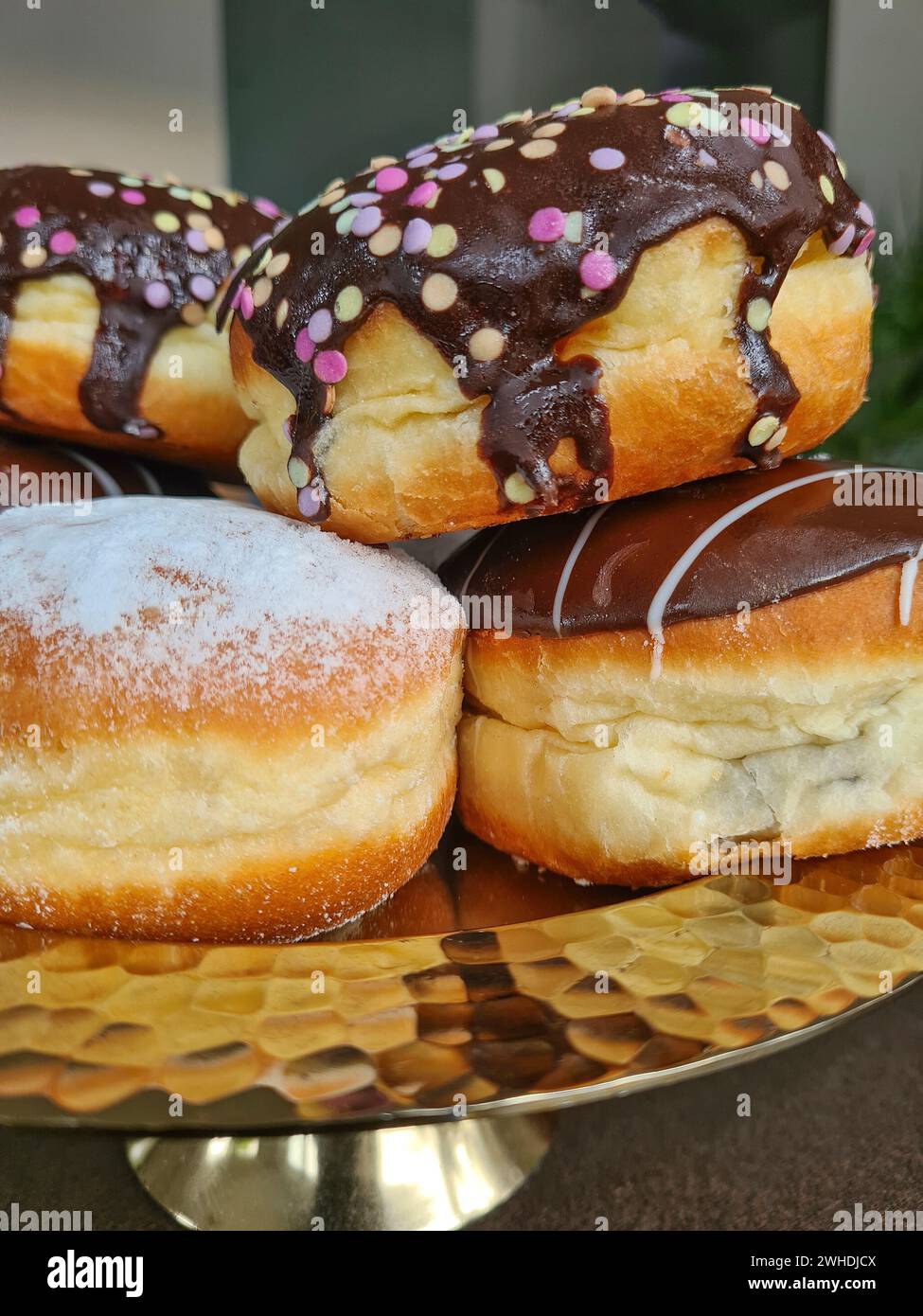 Gros plan de crêpes avec glaçage au chocolat et saupoudrées ainsi que du sucre en poudre connu sous le nom de beignets pour le carnaval Banque D'Images