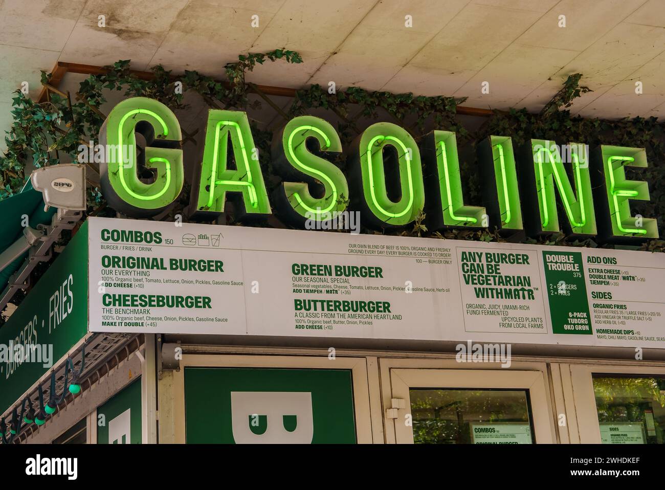 Enseigne au néon Gasoline et menu rétro Diner, à Copenhague. Banque D'Images