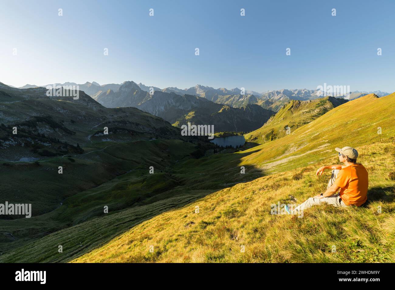 Randonneur, Seealpsee, Hintere Seealpe, Allgäu Alpes, Allgäu, Bavière, Allemagne Banque D'Images