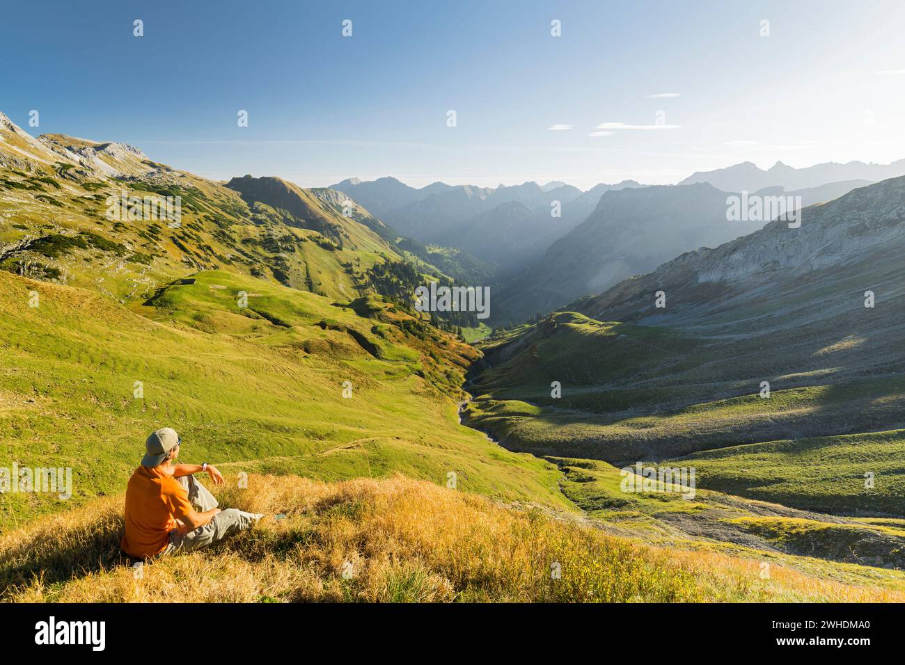 Randonneur, vue du pointeur dans la vallée de Hinterstein, Alpes de Allgäu, Allgäu, Bavière, Allemagne Banque D'Images