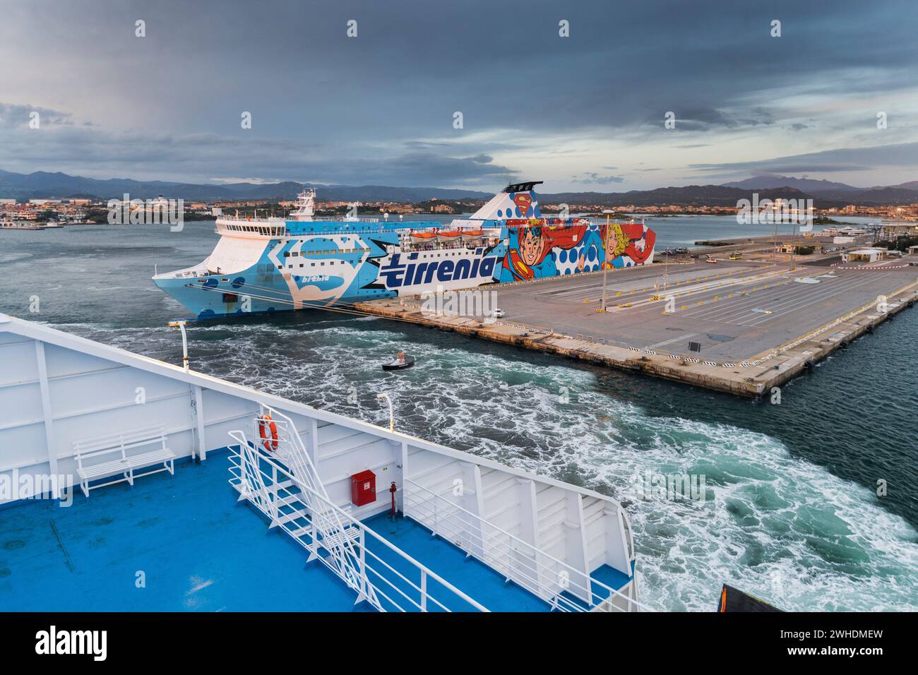 Ferry pour la Sardaigne dans le port de Livourne, Italie Banque D'Images