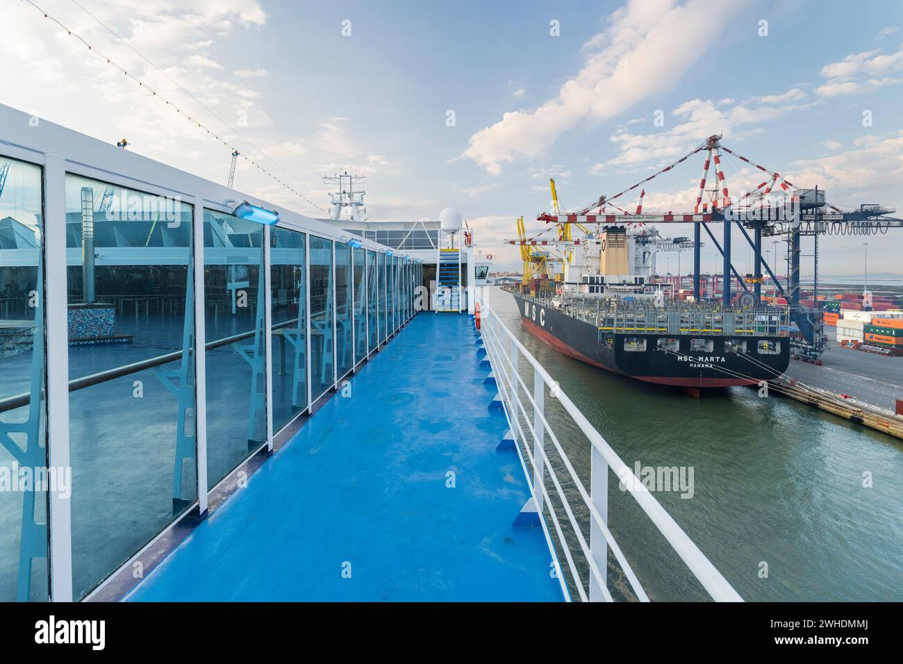 Ferry pour la Sardaigne dans le port de Livourne, Italie Banque D'Images