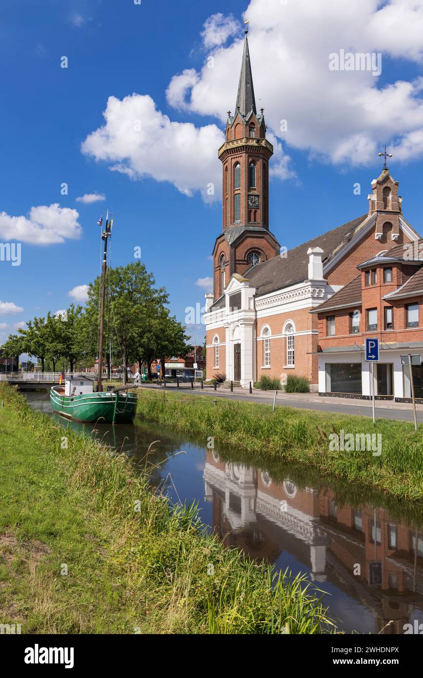 Westrhauderfehn canal, Boat, Tjalk 'Hoffnung', Evangelical Lutheran Church of Hope, Westrhauderfehn, Rhauderfehn, Overledingerland, Leer district, Frise orientale, basse-Saxe, Allemagne Banque D'Images