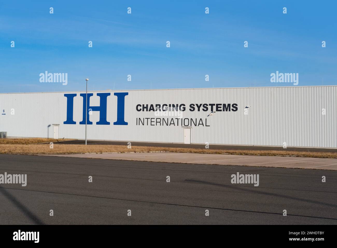 Logo IHI Corporation sur le bâtiment de façade, IHI Charging Systems International fabricant, fournisseurs de systèmes de suralimentation en Europe, développement durable Banque D'Images